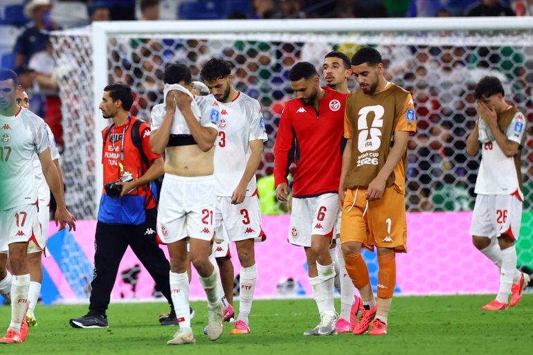 Fútbol - Copa Mundial 2026 - Grupo F - Túnez contra Japón - Estadio Monterrey, Monterrey, México - 20 de junio de 2026 Mohamed Amin Ben Hamida de Túnez, Montesar Talbi de Túnez, Dylan Brunen de Túnez y Mouhib Chamakh Bearer de Túnez después del partido REUTERS