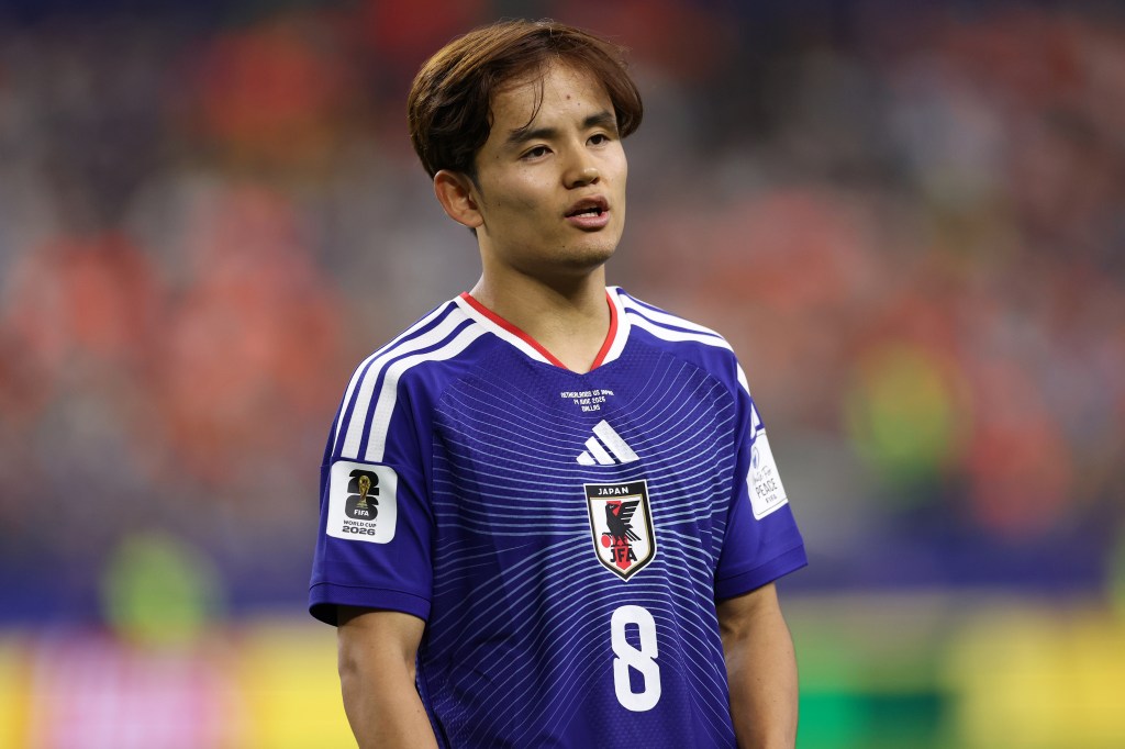 Takefusa Kubo #8 de Japón con camiseta azul durante el partido de la Copa Mundial 2026.