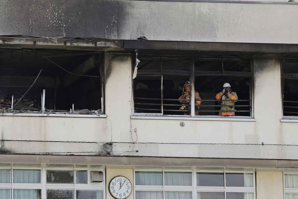 Un bombero dentro de una escuela en Japón